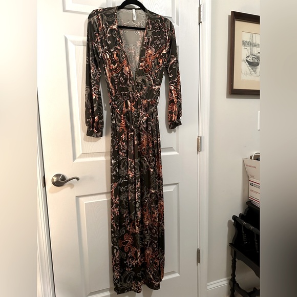 Line Six Dresses & Skirts - Line Six 🎃printed maxi dress.